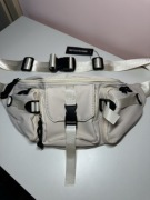 Prettylittlething jasnobeżowa nerka duża wiele przegródek