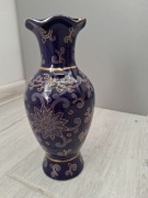 Piękny kobaltowy wazon ze złotymi zdobieniami. Wysokość  20cm