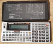 Zabytkowy mikrokomputer SHARP PC-1403H, uszkodzony