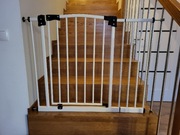 Barierka zabezpieczająca na schody,bramka do drzwi. Rozmiar 93 - 102 cm.