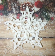 Gwiazda śnieżynka zawieszka szydełkowa ozdoba na choinkę, okno.