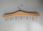 Nowy drewniany wieszak na paski