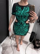 Missguided Czarno-zielona krótka sukienka z cekinami i wycięciami po bokach