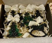 Zestaw 5 sztuk ręcznie wykonanych ozdób świątecznych z żywicy.