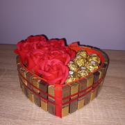 Box z róż mydlanych, merci i ferrero 