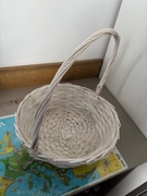 Biały wiklinowy koszyk z rączką – idealny na prezent, dekoracje lub kwiaty