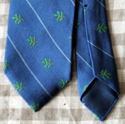 Krawat POSZETKA.COM - niebieski klubowy - jedwab - 8.5 cm