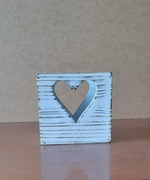 Drewniany prostokątny świecznik na tealight z wyciętym sercem