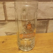 Szklany kufel do piwa z logo marki Żywiec. 