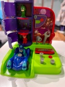 PJ Masks - Pidżamersi Garaż Zestaw z Samochodem i Figurkami, Smoby