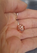 Charms ażurowa kulka, koralik, stal i szkło, rose gold