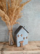 Drewniany domek szary dekoracja