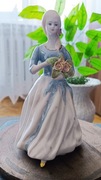 Kobieta z kwiatami z bukietem porcelana zabytkowa ARPO Rumunia PRL 