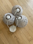 Lampa wisząca z plecionymi kloszami wykonany z wikliny lub kory bananowca 