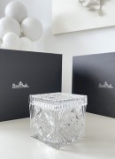 KRYSZTAŁOWA SZKATUŁKA PUZDERKO Z SYMBOLAMI KARCIANYMI