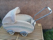 Stary wózek dla lalek 