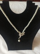 Naszyjnik ze sztucznych perełek z wisiorem