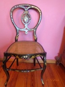 Czarne, antyczne krzesło