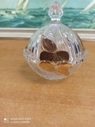 Kryształowa bombonierka z pokrywką – tłoczona, ze złoconymi zdobieniami