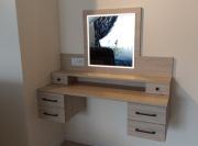 Toaletka wyposażona w podświetlane lustro.