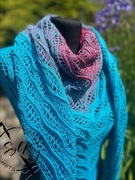 Duża, letnia chusta ombre, zrobiona na szydełku 