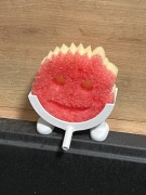 Uchwyt na gąbkę Scrub Daddy w formie sikającej postaci