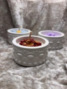 Pięny ręcznie robiony pojemnik gipsowy z świecą różne kwiaty do wyboru