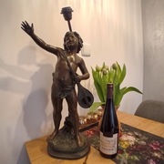 FIGURALNA ZABYTKOWA FRANCUSKA LAMPA CHŁOPIEC Z MANDOLINĄ IMPROWIZATOR A 165