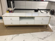 Komoda RTV biała, złota, Ludwik, gałka kryształ 