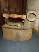 Stare duże unikatowe żelazko przedwojenne na węgiel 