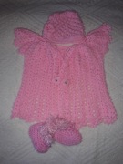 czapeczka robiona ręcznie sukienka i buciki