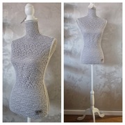 manekin ozdobny w stylu prowansalskim | 170 cm | koronka | szary, biały 