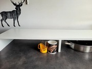 Biała półka na blat, stół, biurko daje dodatkowe miejsce 