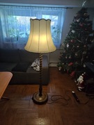 Stara drewniana lampa podłogowa z abażurem z wielbłąda