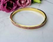 Bransoletka sztywna owalny kształt ozdobiona różowymi kryształkami