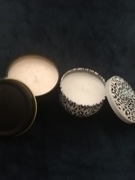 Pachnące kolorowe świece sojowe w metalowym opakowaniu z możliwym  grawerem