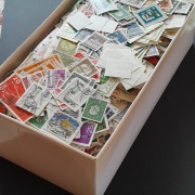 1 kilogram znaczków pocztowych RFN, NRD, Berlin + dodatki.