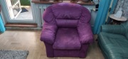 Wygodny fotel w kolorze purpurowym