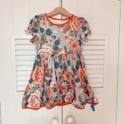 Sukienka 98 kwiaty kwiatki floral rozkloszowana bufki krótki rękaw nude 