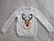 Biały elegancki świąteczny włochaty cekinowy sweter renifer w cekiny TU 146