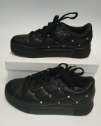 Sneakersy  Guess z Dżetami