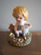 Figurka z porcelany ,Dziewczynka z konewką 