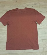 Klasyczny gładki T-shirt z okrągłym dekoltem i krótkimi rękawami