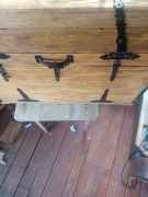 Barek z skrzyni,kufra pikowany z weluru