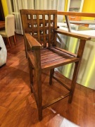 Drewniane krzesła typu hokery