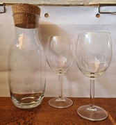 Karafka i dwie lampki do wina sygnowane na prezent i bez okazji