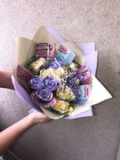 Bukiet z kwiatów ze wstazki satynowej i zdrapek