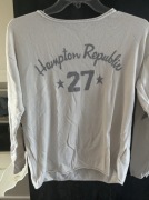 Biały sweter z szarym napisem