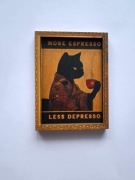 Drewniany Magnes na Lodówkę – Kot i Espresso