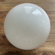 Klosz kula ok. 13 cm białe szkło mleczne (opalowe) – otwór 3,5 cm – Vintage